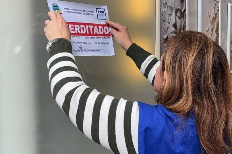 Fiscalização do Procon em clínica de estética no Centro de Cabo Frio
