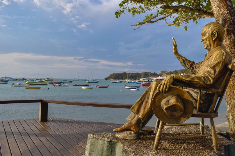 Estátua de Juscelino Kubitschek na Praia da Armação. Imagem: Matheus Coutinho