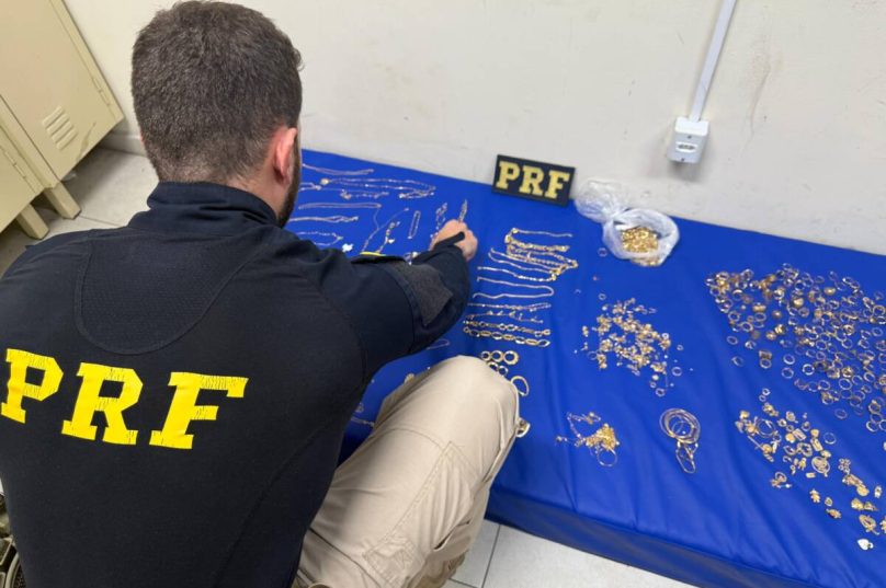 Operação integrada recupera R$ 1 milhão em joias furtadas e prende suspeitos na BR-101, entre Casimiro de Abreu e Rio Bonito / foto divulgação