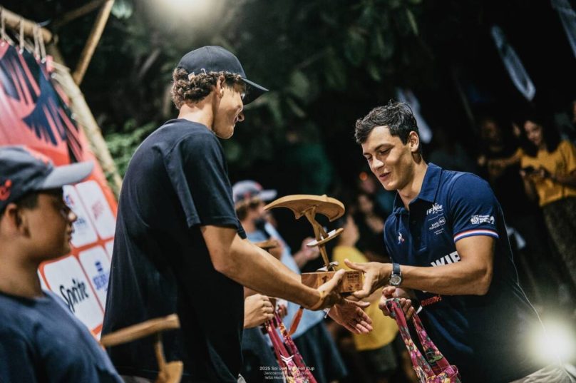 Juan Matias Olivero comemora o bicampeonato brasileiro de Wingfoil durante o JeriWingfoil Cup em Jericoacoara (CE) | Divulgação