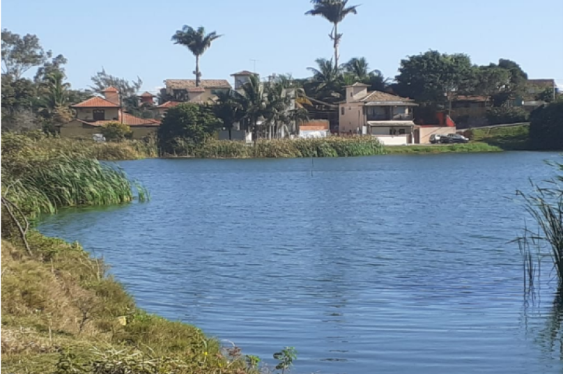 Ligação clandestina de esgoto é uma das principais causas da poluição da Lagoa de Geribá. Foto: Divulgação.