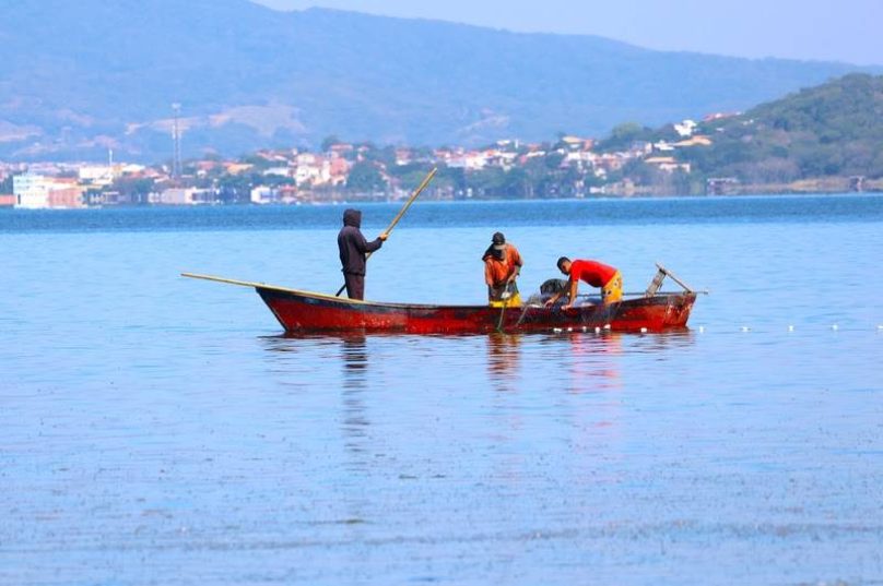 Pescadores durante atividade de pesca artesanal na Lagoa de Araruama