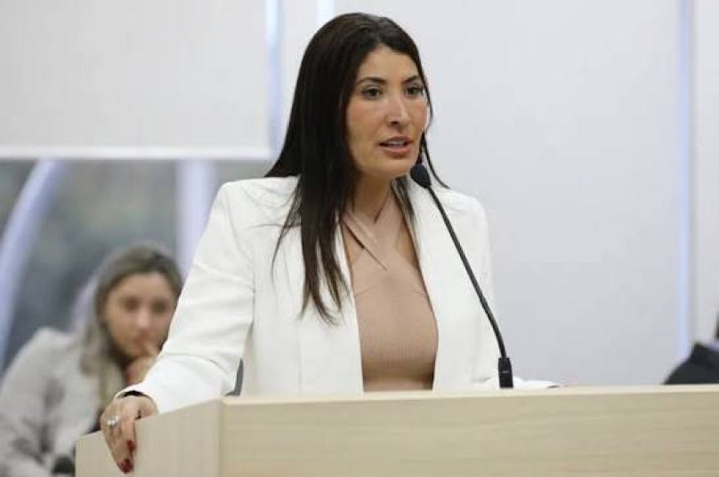 Vereadora Leandra Lopes durante pronunciamento na Câmara Municipal de Macaé sobre ameaças que afirma ter recebido.