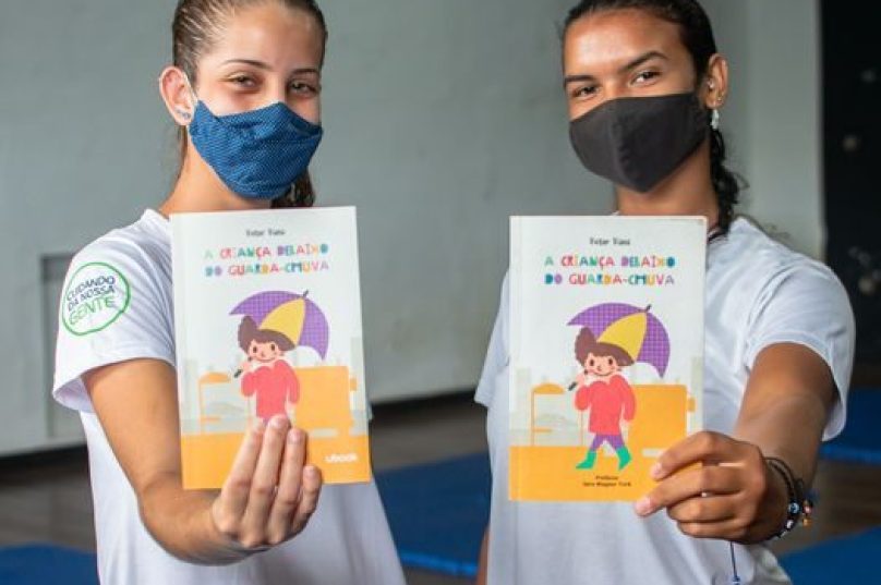Ao todo, 200 exemplares da obra serão distribuídos entre os 155 participantes do projeto e o restante será doado para salas de leituras das escolas municipais e biblioteca da cidade.  Foto: Matheus Coutinho.