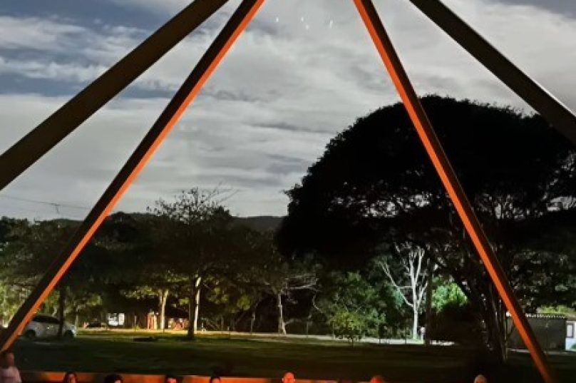 Encontro espiritual Lua da Deva será nesta quinta (10), às 19h, no Oratório em Búzios, com cerimônia à luz da lua cheia.na Praia das Caravelas / foto reprodução das redes sociais