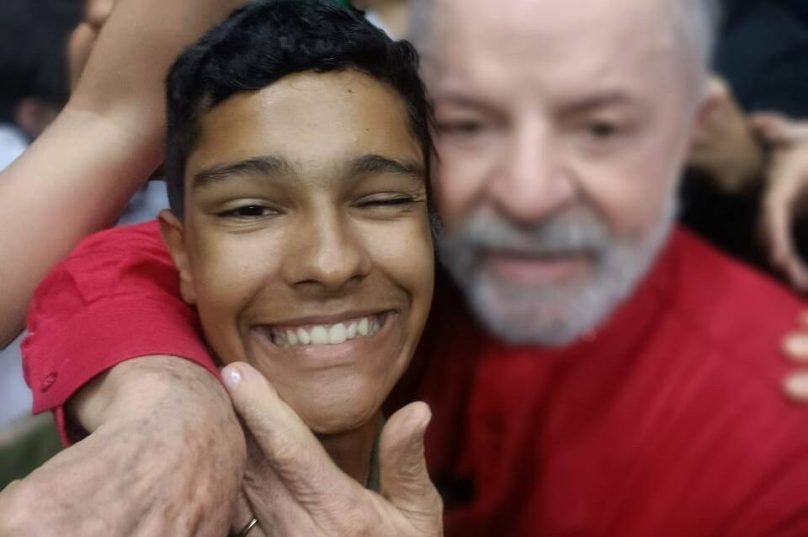 Lula abraça estudante de Rio das Ostras durante o Aulão Nacional da Rede de Cursinhos Populares, em São Bernardo do Campo — encontro que reuniu jovens de todo o país. Foto arquivo pessoal