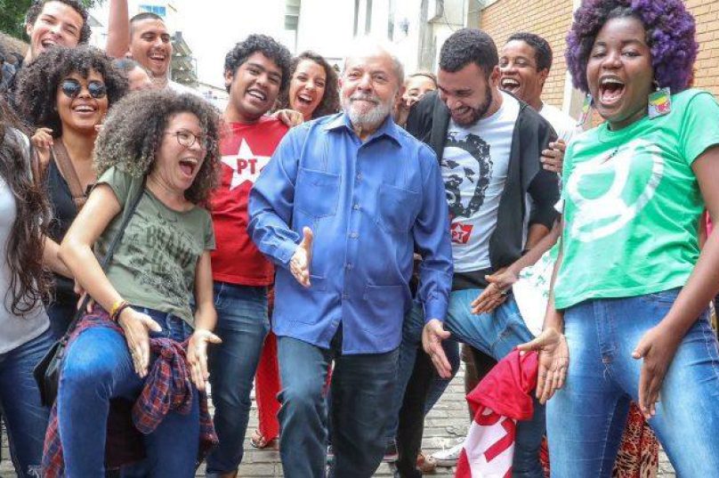 Lula sarra na ar junto à jovens do PT. Imagem reprodução de vídeo