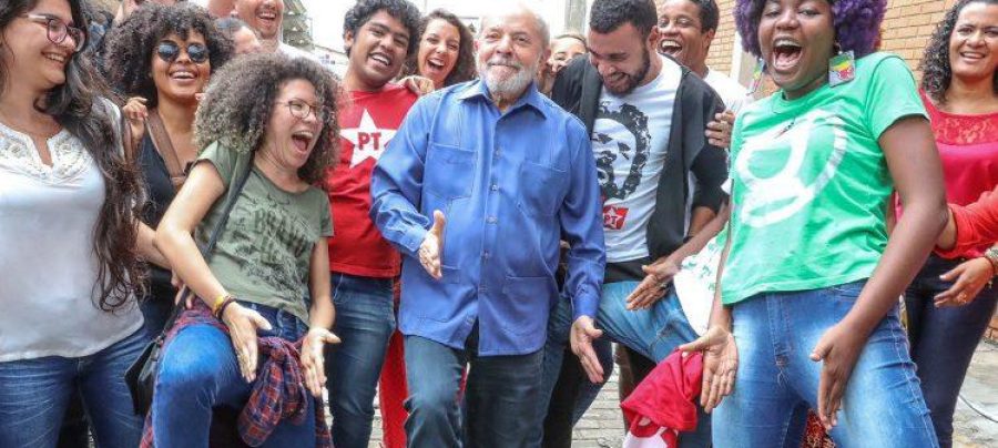 Lula sarra na ar junto à jovens do PT. Imagem reprodução de vídeo