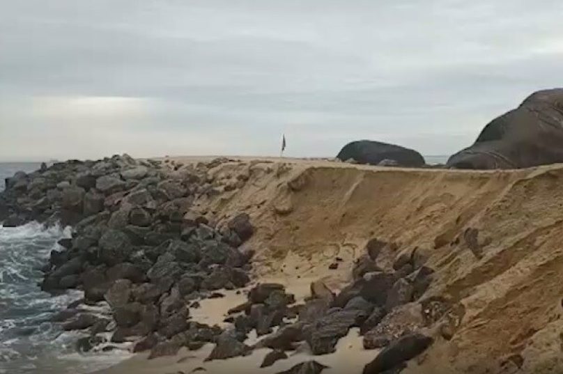 A Defesa Civil de Maricá identificou queda de barranco na Praia do Recanto e isolou a área. Foto divulgação