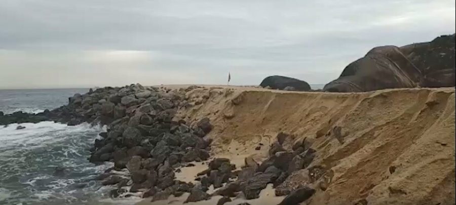 A Defesa Civil de Maricá identificou queda de barranco na Praia do Recanto e isolou a área. Foto divulgação