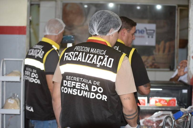 Procon interdita setores de mercado no Marine e descarta 200 kg de alimentos vencidos em operação com a Vigilância Sanitária / foto divulgação