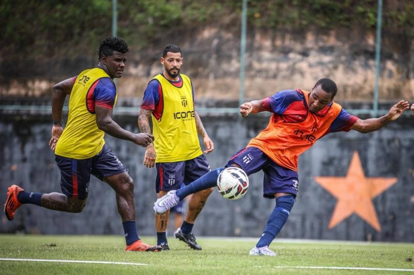 Maricá F.C estreia em casa na Série A2 contra a Cabofriense em busca da primeira vitória no Carioca / foto divulgação Após começar o campeonato com derrota fora de casa, o time busca os primeiros pontos diante da torcida. A preparação para o confronto também incluiu recuperação física dos atletas após sequência de viagens e jogos em diferentes cidades. No último fim de semana, o elenco esteve em Bauru, no interior paulista, para compromisso pela Série D do Campeonato Brasileiro. Antes disso, enfrentou o Resende na rodada de abertura da Série A2. Segundo o clube, a expectativa é repetir o desempenho obtido no Estádio João Saldanha durante a campanha do acesso em 2024, quando o fator casa foi considerado importante para os resultados da equipe. O retrospecto recente diante da Cabofriense também é favorável ao Maricá. Em seis confrontos entre os clubes, o time soma três vitórias, dois empates e uma derrota. Os ingressos estão disponíveis pela internet e na loja oficial do clube, com valores entre R$ 10 e R$ 20 / foto divulgação