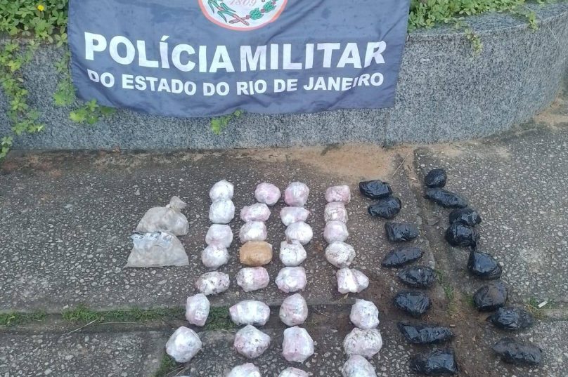 Polícia apreende cocaína e maconha enterradas em área de mata no bairro Capão em Búzios / foto divulgação