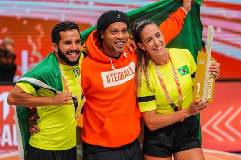 Os campeões mundiais de duplas mistas do Brasil, Natalia Guitler e Marquinhos Vieira, com o embaixador do Teqball, Ronaldinho Gaúcho. Foto: Reprodução