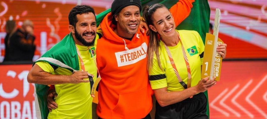 Os campeões mundiais de duplas mistas do Brasil, Natalia Guitler e Marquinhos Vieira, com o embaixador do Teqball, Ronaldinho Gaúcho. Foto: Reprodução