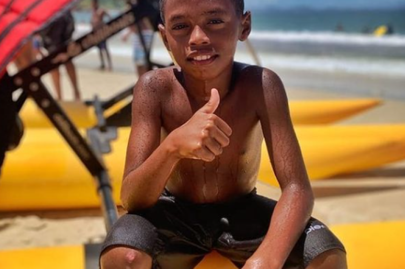 Renan estuda e treina em escolinhas esportivas de Búzios e ainda organiza o tempo para a música. Foto: Arquivo pessoal