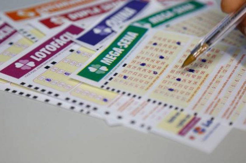 Apostas em jogos nas lotericas . Na foto aposta na  Megasena