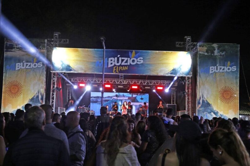 Mi Búzios reuniu milhares de pessoas com gastronomia, música e cultura latino-americana no Centro da cidade I Crédito: Divulgação PMAB