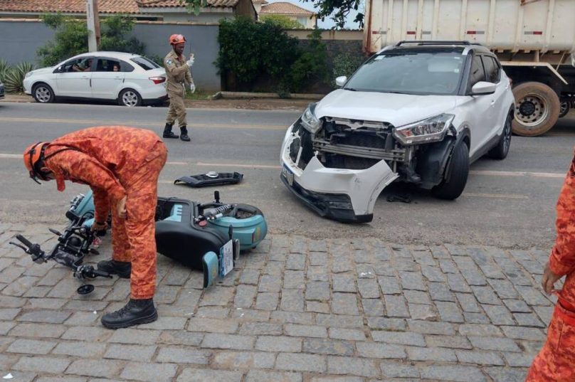 Acidente na Reta da Marina expõe risco diário no trânsito de Búzios, com moto elétrica envolvida em colisão durante conversão de veículo. Crédito: Búzios Notícia.