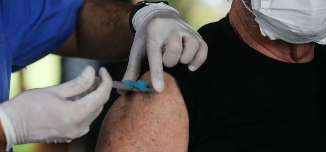 Primeira etapa da campanha da vacinação contra a Influenza será direcionada ao grupo maior de 80 anos. 
Foto: Reprodução/Agência Brasil