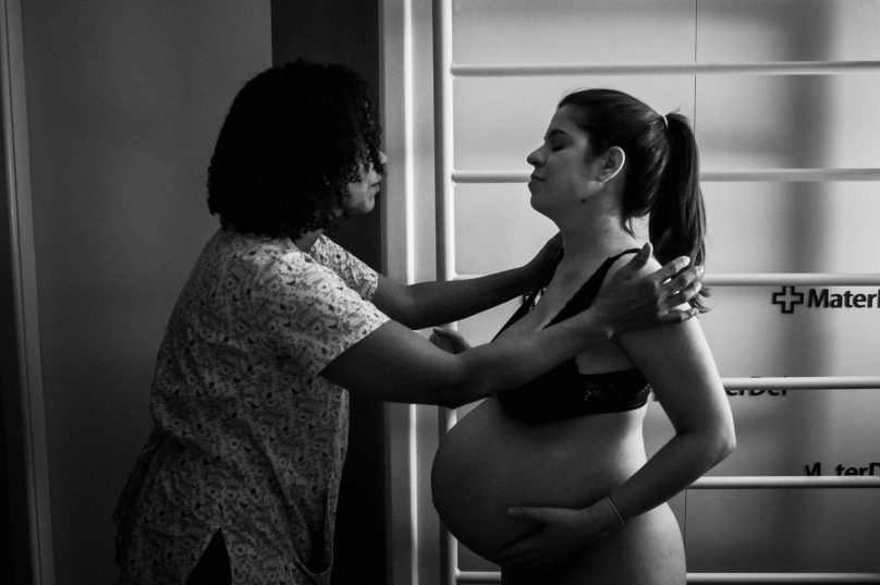 Doulas são profissionais que auxiliam no trabalho de parto. Imagem ilustrativa: Instituto Nascer | Reprodução
