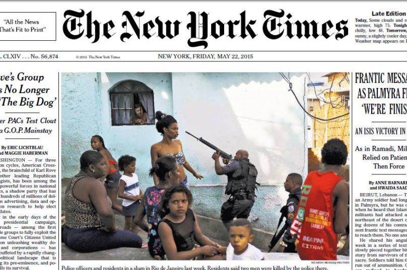 Reportagem divulgada na capa do jornal norte-americano The New York Times  em 2015 que aborda naturalização da letalidade policial na sociedade brasileira acaba por exemplificar uma imagem típica dos grandes jornais brasileiros, o negro sempre, de alguma forma, em uma cena de violência ou de pobreza. No caso é bem sociológica a imagem, policiais negros atrás de bandidos negros entre uma população de negros das favelas do Rio.