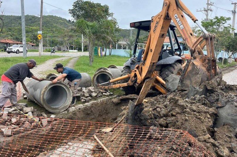 Obras de implantação da rede auxiliar de drenagem no Loteamento Águas Claras, no bairro São José, em Búzios.