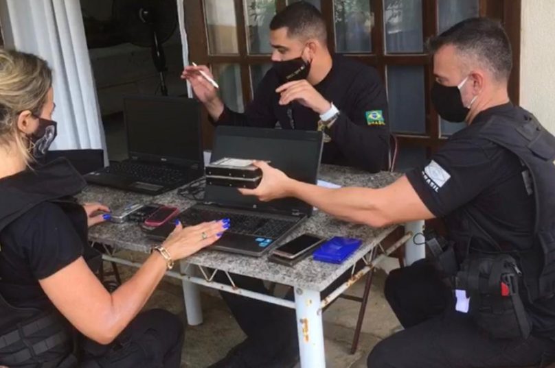 Entre os equipamentos apreendidos estavam notebooks e celulares. Imagem: Reprodução/G1