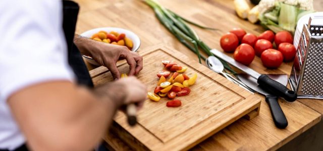 Para o cargo de cozinheiro, o salário é de R$ 1.965,60, acrescido de 10 pontos de comissão variável / foto unsplash