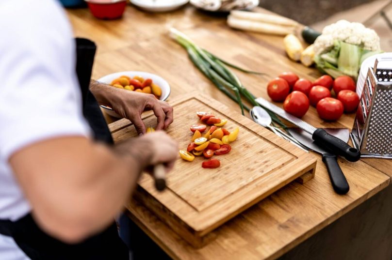 Para o cargo de cozinheiro, o salário é de R$ 1.965,60, acrescido de 10 pontos de comissão variável / foto unsplash