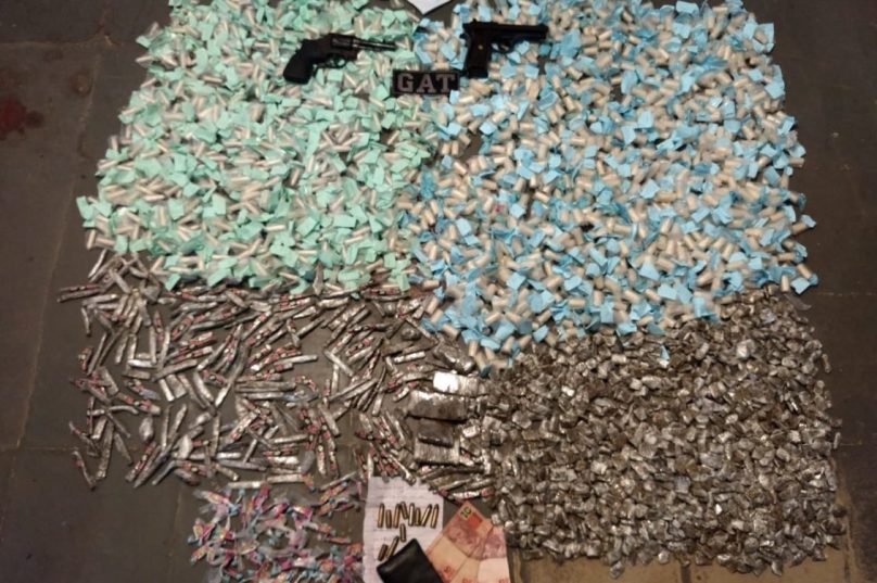 drogas e armas apreendidas em Búzios