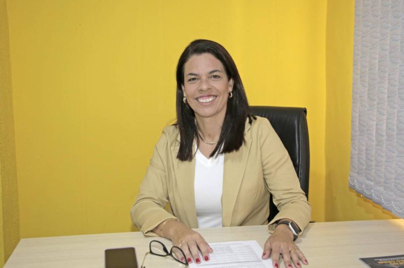 **Legenda:**
Pastora Cris toma posse na Câmara Municipal de Búzios; ato foi registrado por Ronald Pantoja