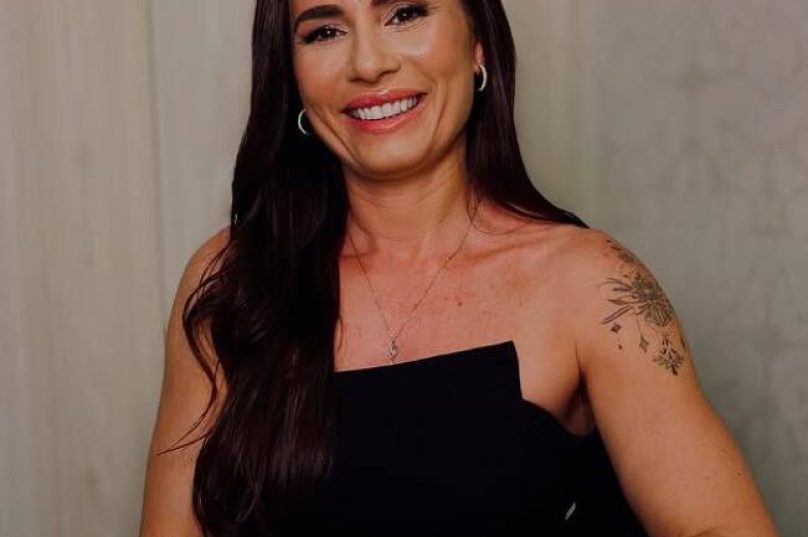 Paula Francine é fisioterapeuta integrativa e atende na Clínica Elegance, em Búzios, com terapias funcionais e estéticas.