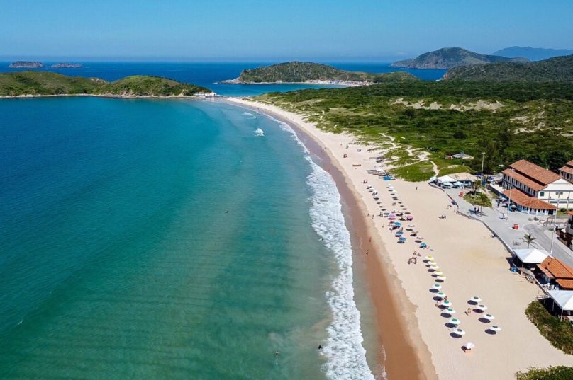 Crédito: Jhony Biach/Divulgação/Cabo Frio Convention & Visitors Bureau
Faixa de areia da praia do Peró, uma das mais bonitas do Rio de Janeiro