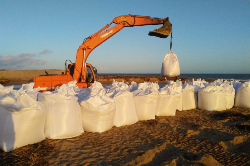 As ecobags estão prontas para a operação de fechamento da barra da Lagoa do Paulista. Foto de Juninho Luna
