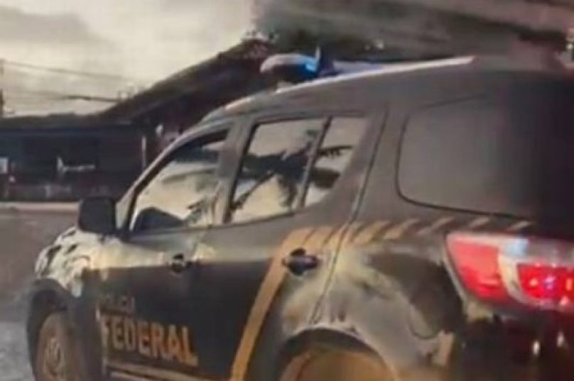 Fotografia dos carros da Polícia Federal na operação contra o tráfico de mulheres em Búzios – divulgação