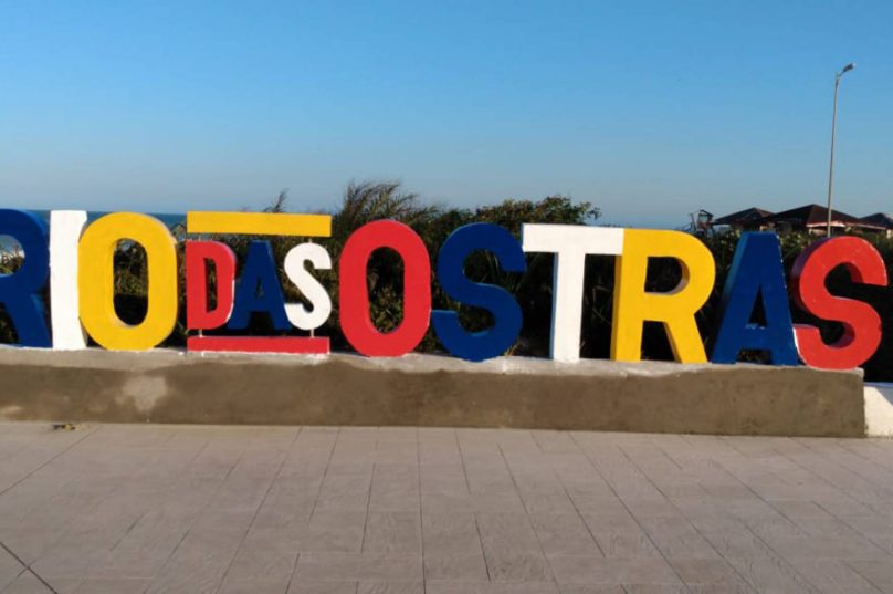 pintura_do_totem_turistico_de_costazul_esta_sendo_realizada_no_local_divulgacao-19093266