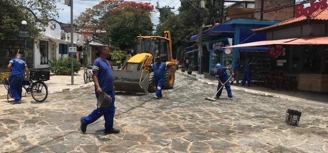 Funcionários da Prefeitura trabalham na remoção de resíduos da intervenção na rua mais famosa de Búzios - Reprodução