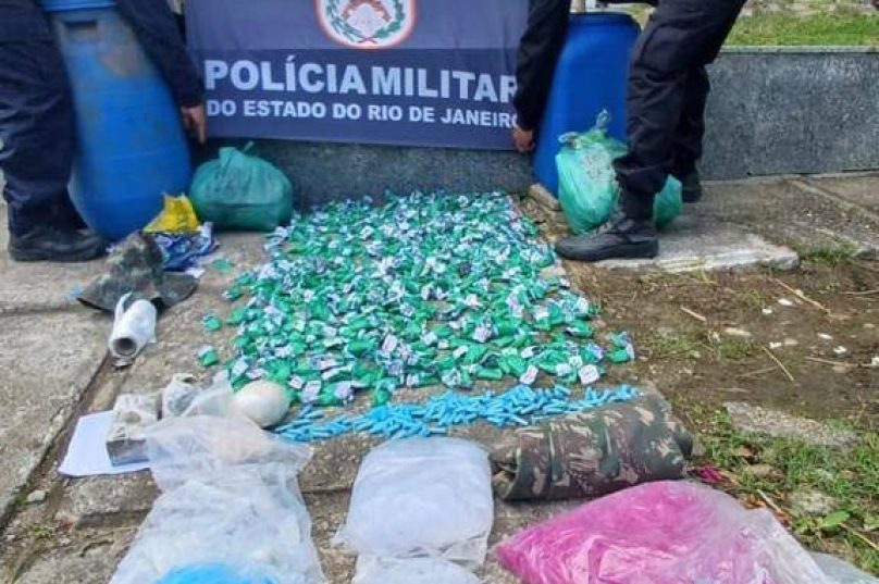 Polícia Militar apreende drogas avaliadas em R$ 58 mil em operação no bairro Baía Formosa, em Búzios / divulgação