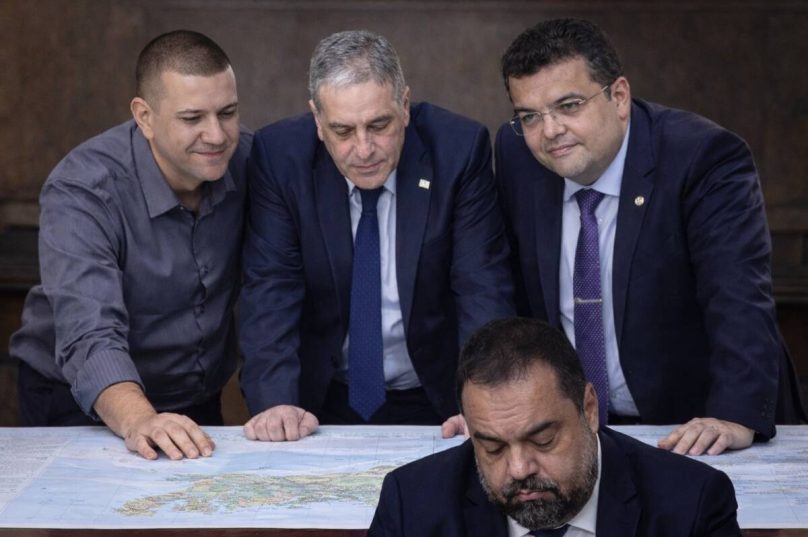 Possíveis nomes do mandato-tampão observam o mapa político do Rio enquanto o futuro do governo entra em disputa. Imagem ilustrativa gerada por IA.