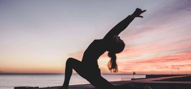 Aulão gratuito de yoga acontece na orla de São Pedro da Aldeia no Dia do Yoga, 21 de junho, às 8h / foto divulgação