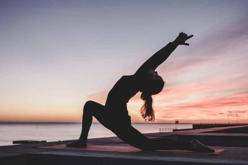 Aulão gratuito de yoga acontece na orla de São Pedro da Aldeia no Dia do Yoga, 21 de junho, às 8h / foto divulgação