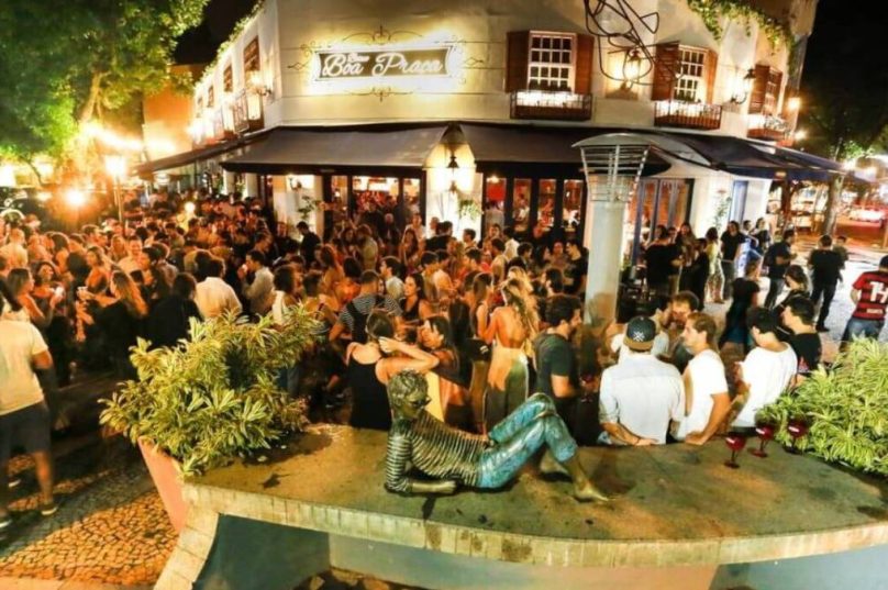 Estátua de Cazuza na Rua Dias Ferreira, no Leblon; decisão do TJ do Rio reforça limites contra poluição sonora em áreas boêmias da cidade - Foto:  INVEXO