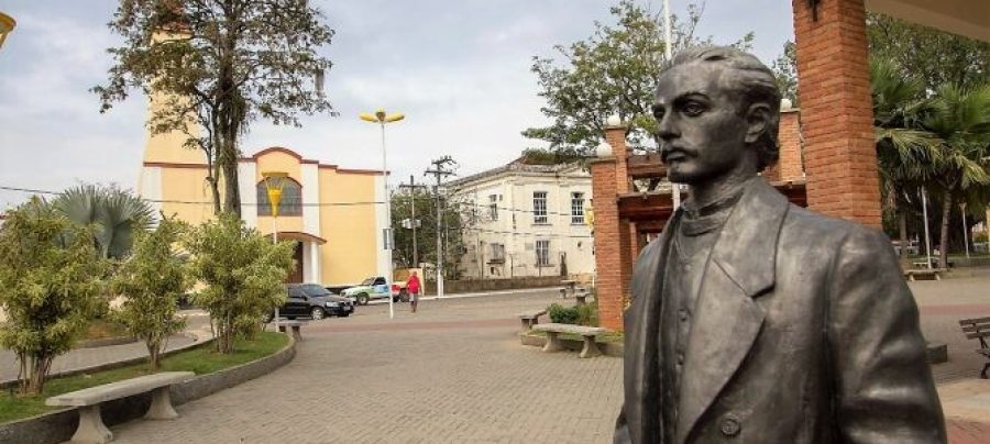 Estátua que homenageia o poeta | Imagem: Prefeitura Casimiro de Abreu | Reprodução