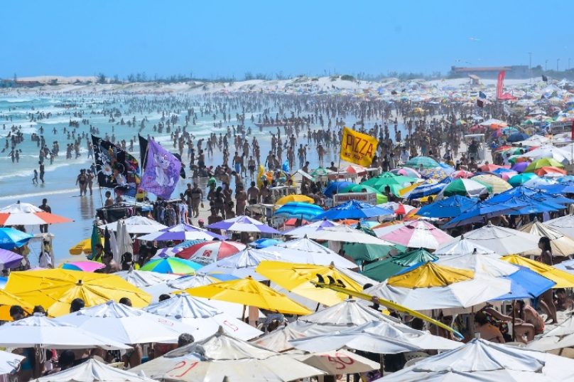 praia-do-forte-em-cabo-frio-no-rio-de-janeiro-fica-lotada-na-tarde-deste-domingo-18-1353269775286_956x500