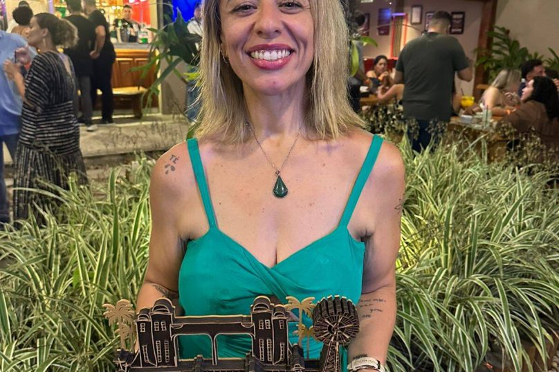 Camila Raupp recebe o 2º lugar no Prêmio Prolagos de Jornalismo Ambiental pelo episódio especial do Prensa Podcast / fot o Agência Prensa de Babel