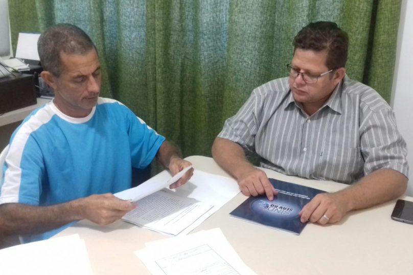 O coordenador financeiro, Adilson Gomes (E) e o coordenador geral, Alekisandro Portela fazendo o planejamento para receber os sindicalizados a partir da próxima semana. Foto Ascom