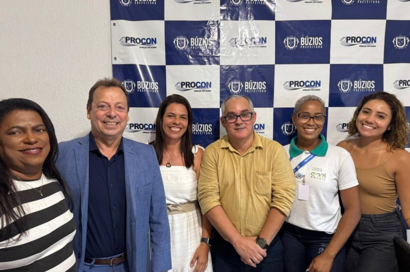 Representantes do Procon e da Enel durante o mutirão em Búzios, que orientou consumidores sobre a importância de formalizar reclamações para garantir encaminhamento e solução dos problemas