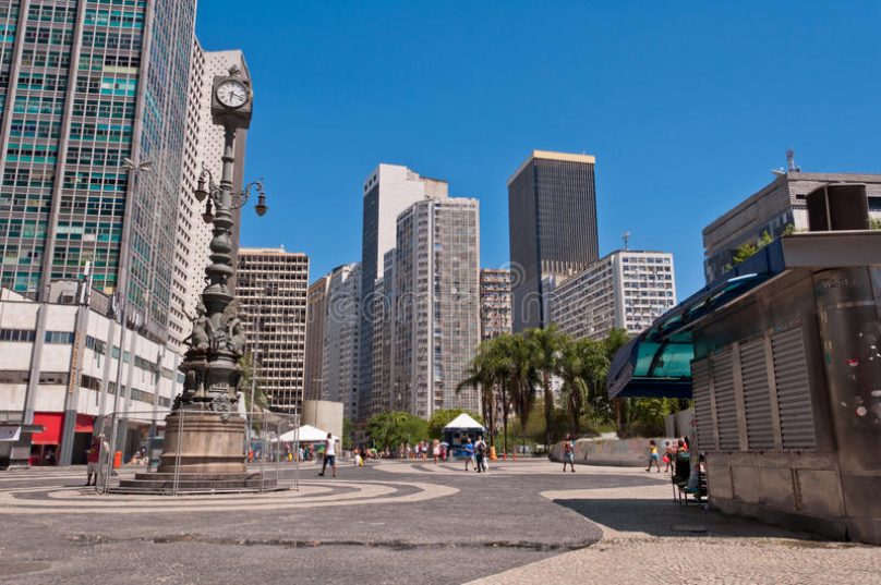 quadrado-vazio-de-carioca-em-rio-de-janeiro-do-centro-em-um-dia-de-verão-ensolarado-bonito-51164907