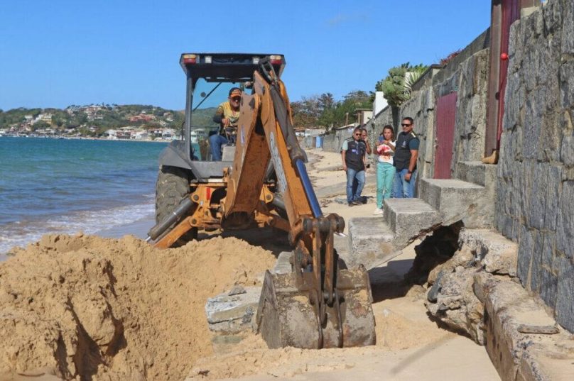 Rampas e escadas expostas pela ressaca estão sendo removidas na Praia do Canto, em Búzios, por determinação do MPF / nfoto divulgação